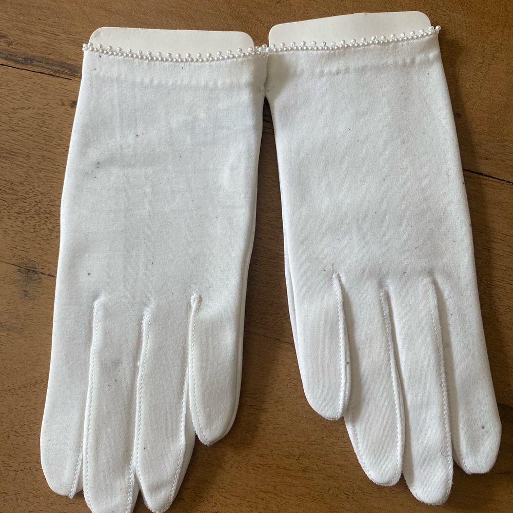 Vintage RetroShort White Gloves with Pearl edging